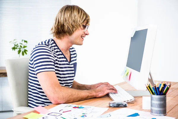 Hipster zakenman met behulp van computer — Stockfoto