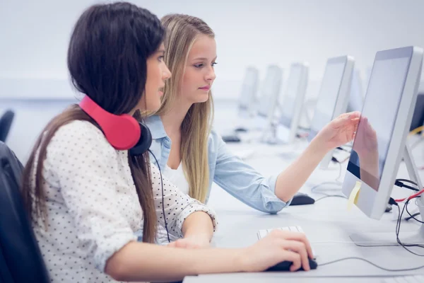Estudiantes concentrados usando computadora — Foto de Stock