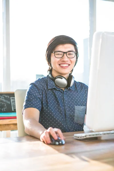 Usmívající se asijské podnikatel pomocí počítače — Stock fotografie