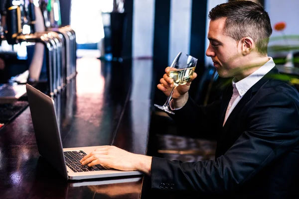 Empresário recebendo copo de vinho — Fotografia de Stock