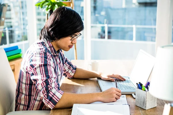 Hipster zakenman schrijven terwijl het gebruiken van laptop — Stockfoto