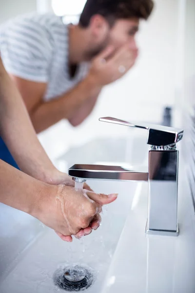 Joven pareja en cuarto de baño — Foto de Stock