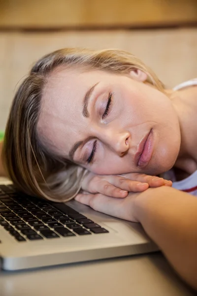 Estudante do sexo feminino dormindo na aula no laptop — Fotografia de Stock