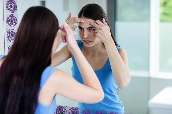 Ongelukkige vrouw reiniging gezicht — Stockfoto