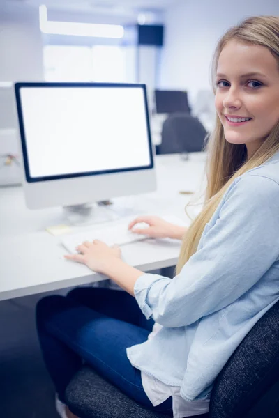 Étudiant souriant travaillant sur ordinateur — Photo