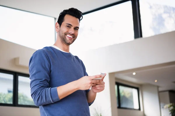 Hombre guapo usando teléfono inteligente — Foto de Stock