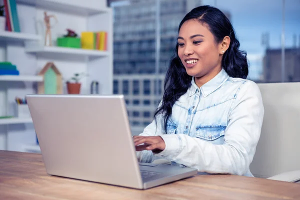 Aziatische vrouw met laptop — Stockfoto