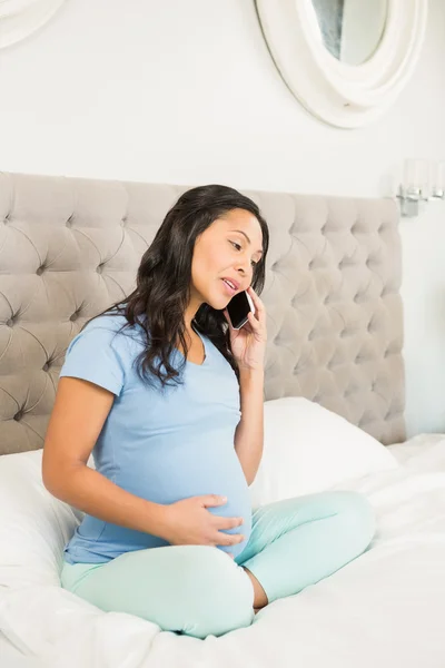 Gravid brunett på telefonsamtal — Stockfoto