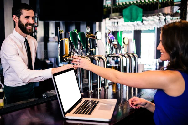 Barman giving drink to customer — Stock Photo, Image
