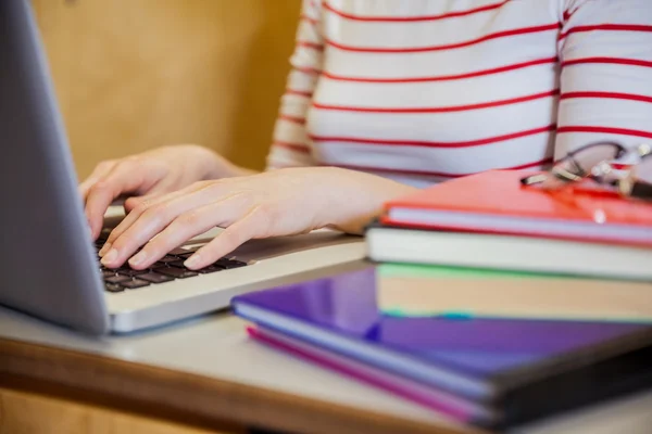 Estudante do sexo feminino digitando no laptop — Fotografia de Stock