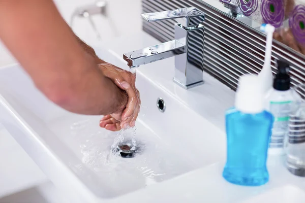 Se laver les mains sous l'eau courante — Photo