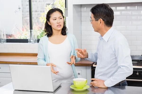 Aspettativa coppia avendo discussione — Foto Stock