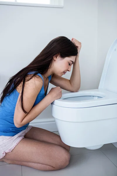Femme vomissant dans les toilettes — Photo