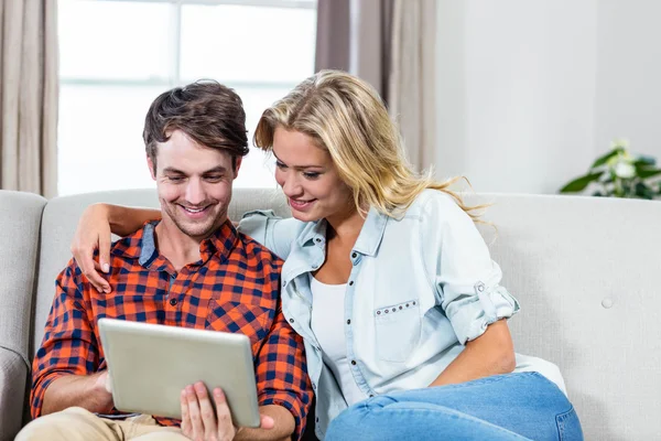 Ehepaar nutzt Tablet-Computer — Stockfoto