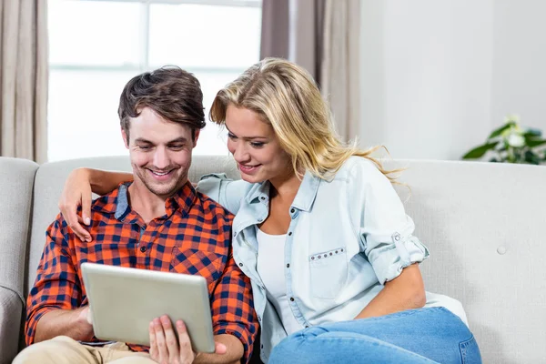 Casal usando computador tablet — Fotografia de Stock