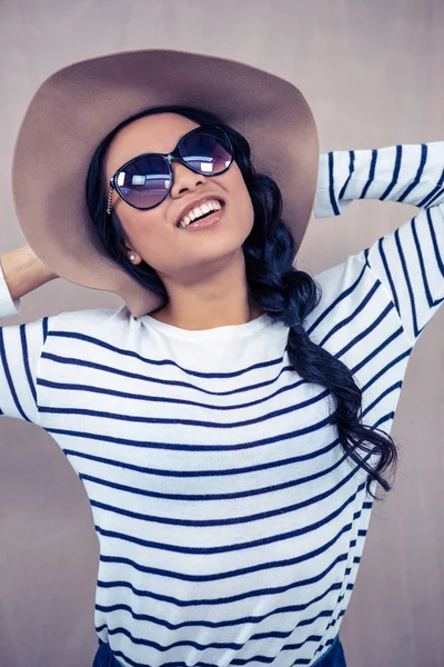 Mujer asiática con sombrero y gafas de sol —  Fotos de Stock