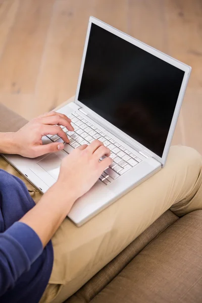 Homem digitando no laptop — Fotografia de Stock