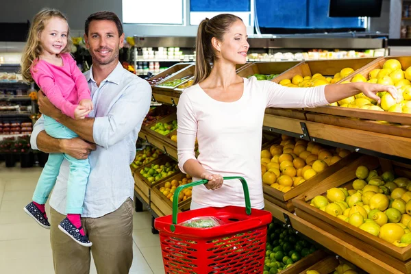 Familia feliz haciendo compras — Foto de Stock