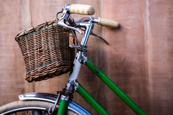 Velha bicicleta verde — Fotografia de Stock