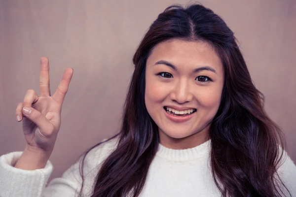 Asian woman making peace sign — Stock Photo, Image