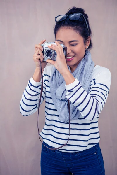 Asian woman taking photograph with camera — Stock Photo, Image