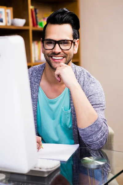Diseñador sonriente trabajando en el escritorio — Foto de Stock