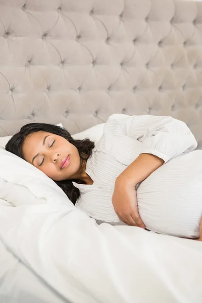 Uyuyan hamile kadın — Stok fotoğraf