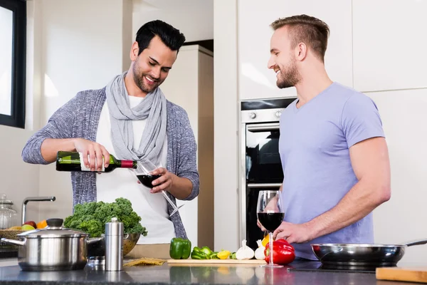 Smiling gay couple preparing food — Stock Photo, Image