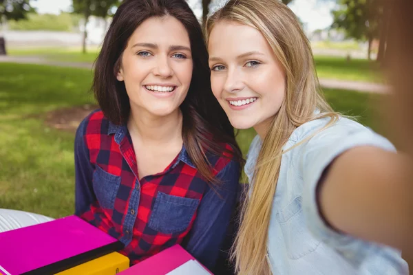 Usmívající se studenti studující venkovní — Stock fotografie