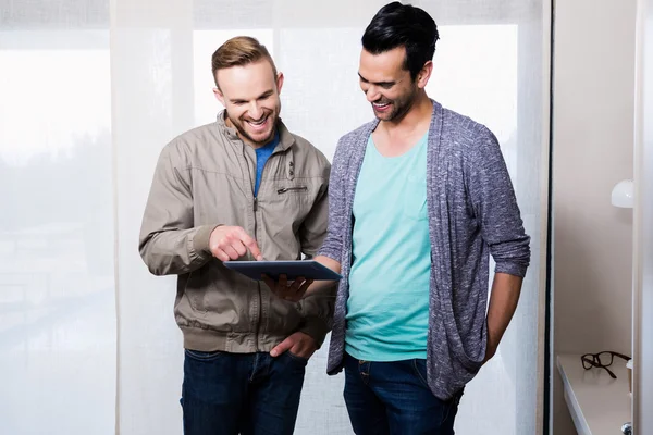 Szczęśliwa para gejów za pomocą tabletu — Zdjęcie stockowe
