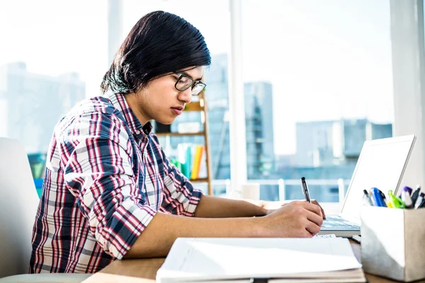 Hombre de negocios escribiendo mientras usa el ordenador portátil —  Fotos de Stock