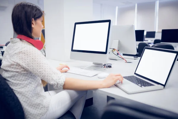 Visão traseira do estudante usando o computador — Fotografia de Stock