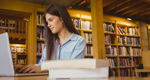 Lächelnder Student arbeitet am Laptop — Stockfoto