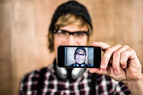 Mosolygó, szőke csípő figyelembe selfie — Stock Fotó