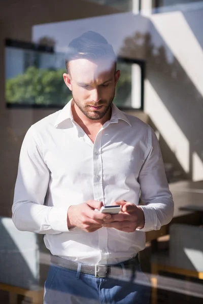 Homem bonito usando smartphone — Fotografia de Stock