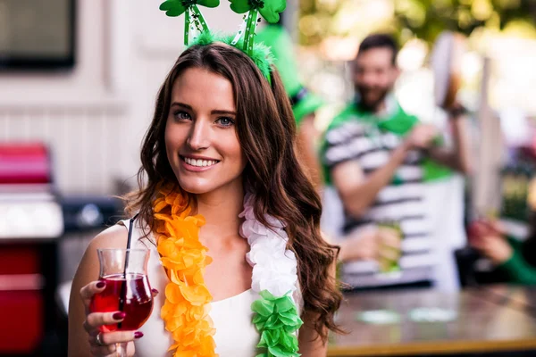 Kvinnan firar St Patricks day — Stockfoto