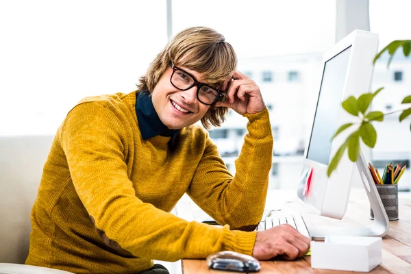 Hipster homem de negócios sentado na mesa — Fotografia de Stock