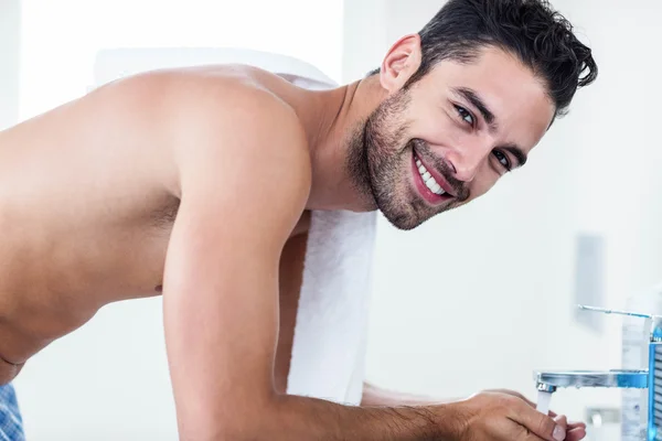 Hombre lavándose la cara en el lavabo — Foto de Stock