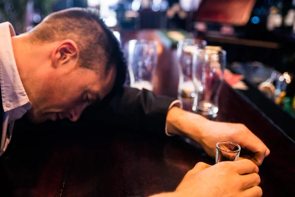 醉酒的男子有射手 — 图库照片