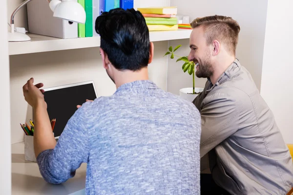 Gay paar met behulp van laptop — Stockfoto