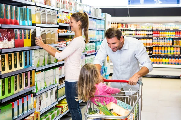 Lycklig familj gör shopping — Stockfoto