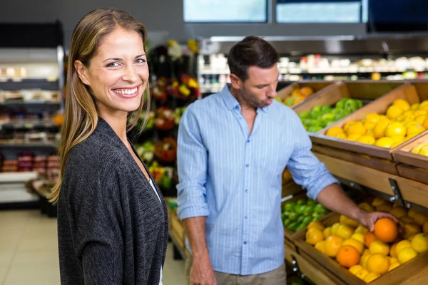 Casal fazendo compras de supermercado — Fotografia de Stock