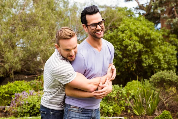 Feliz gay pareja abrazo —  Fotos de Stock