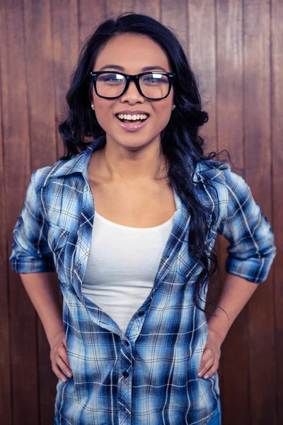 Mulher asiática sorrindo para a câmera — Fotografia de Stock