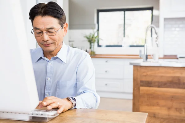 Smiling man using computer — Stock Photo, Image