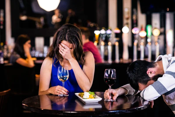 Paar lachen en drankje — Stockfoto