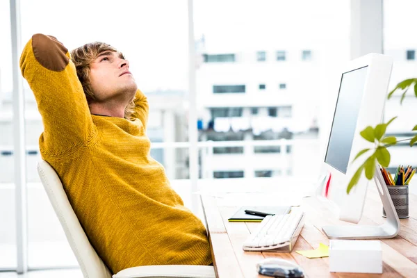 Homem de negócios hipster atencioso sentado na mesa — Fotografia de Stock