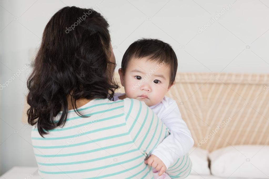 Belle Mere Portant Bebe Fille Image Libre De Droit Par Wavebreakmedia C