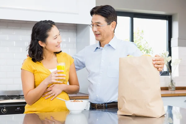 Expectant couple in kitchen — Stock Photo, Image