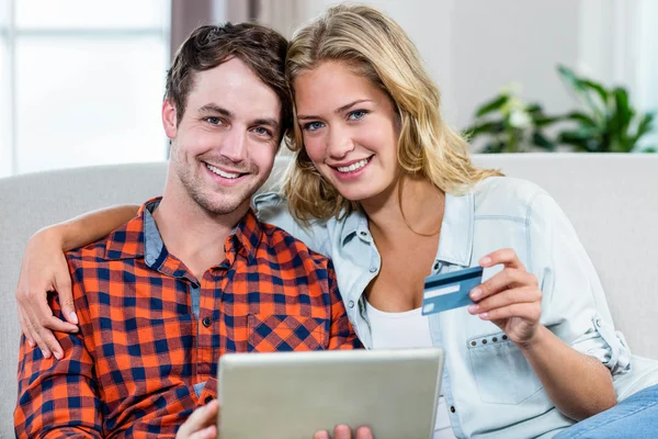 Casal pagando com cartão de crédito — Fotografia de Stock